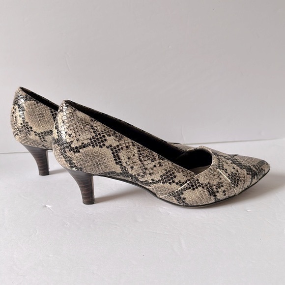 Clark’s Collection Linvale Sage Taupe Snakeskin 7 Pumps Heels Pointy Toe Slip On - Picture 3 of 9
